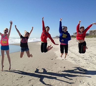 Jeunes sautant sur une plage en Floride