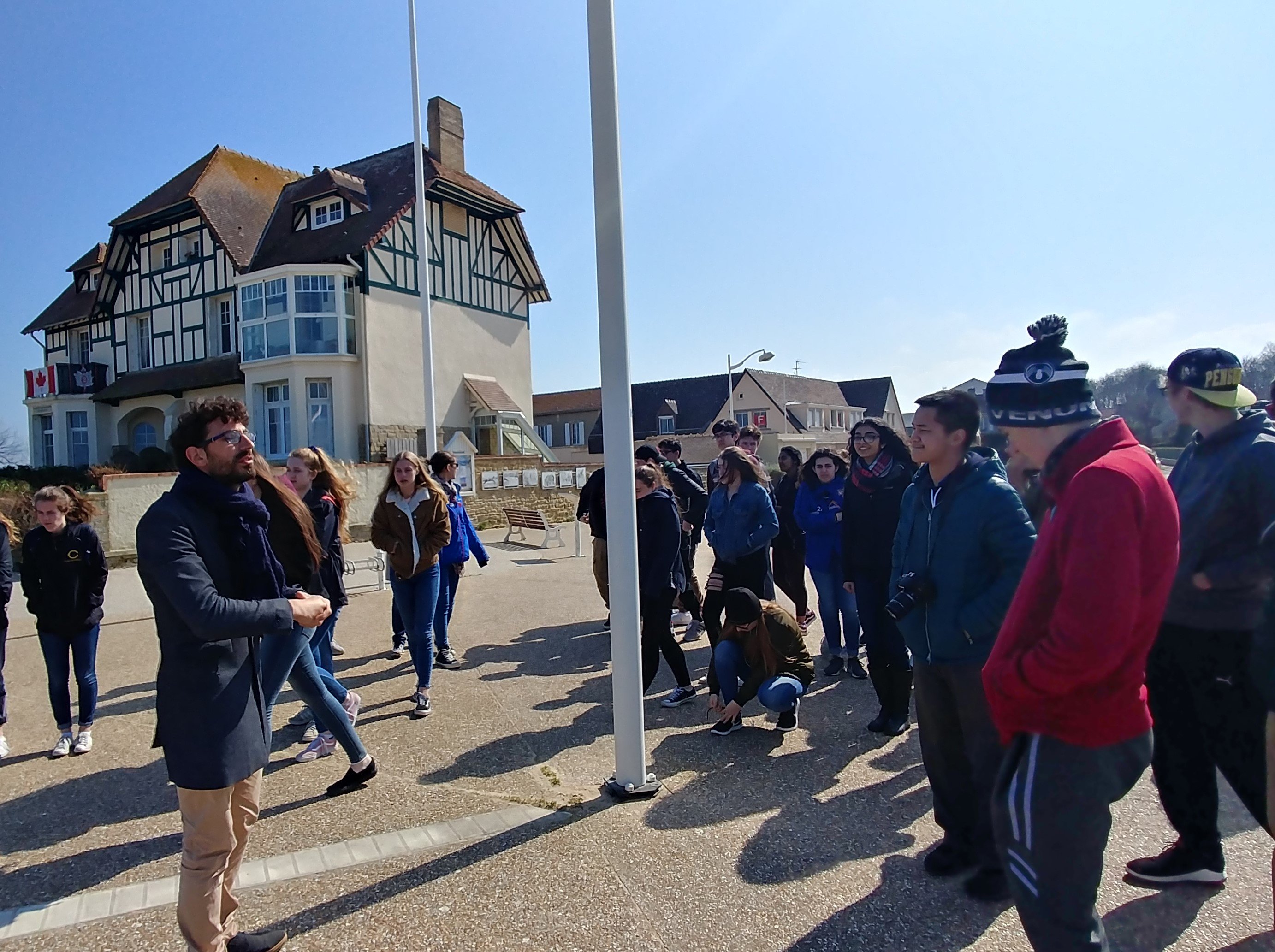Groupe devant la Maison du Canada en Normandie
