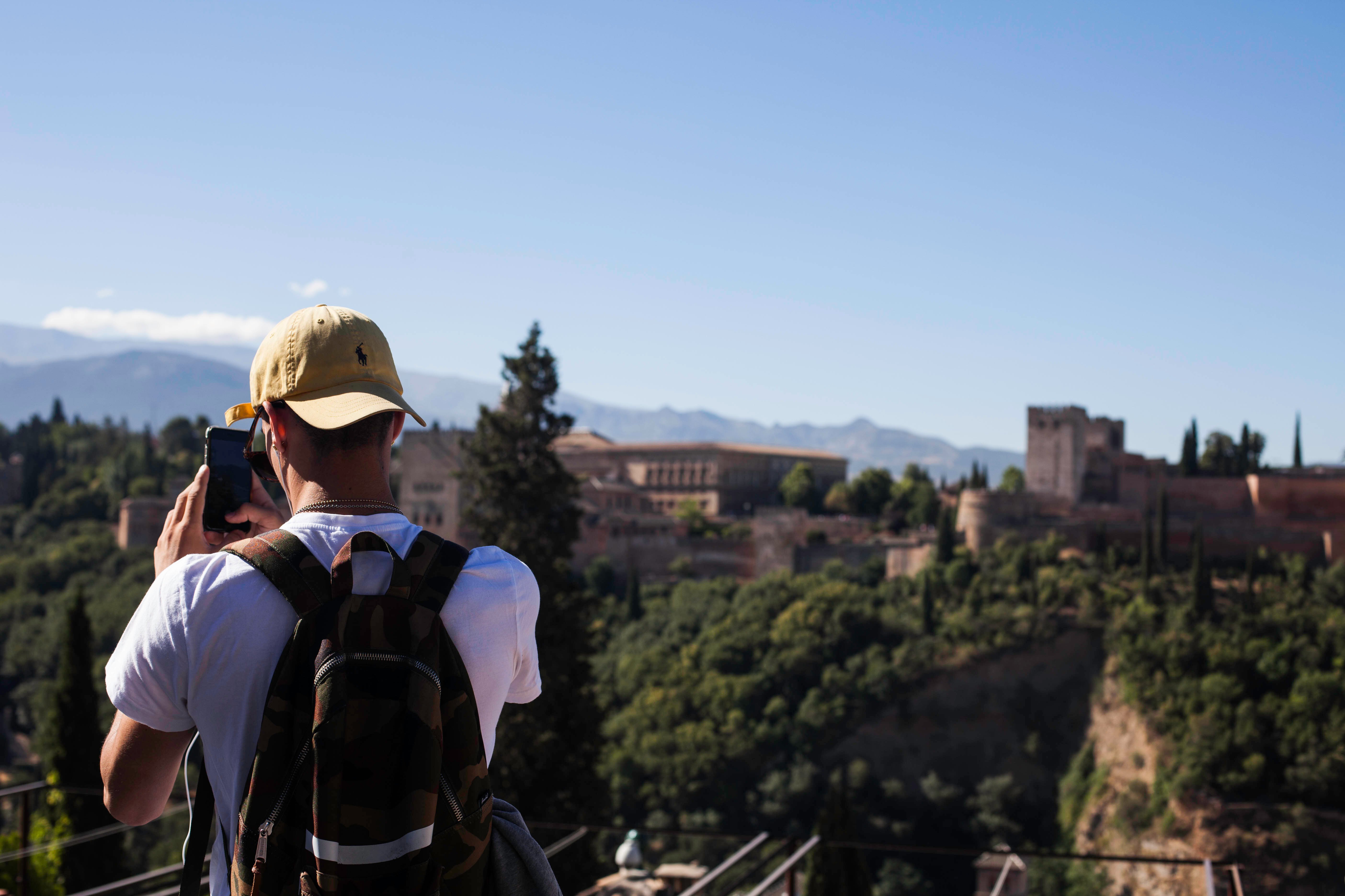 Étudiant prenant une photo d'un paysage en Andalousie