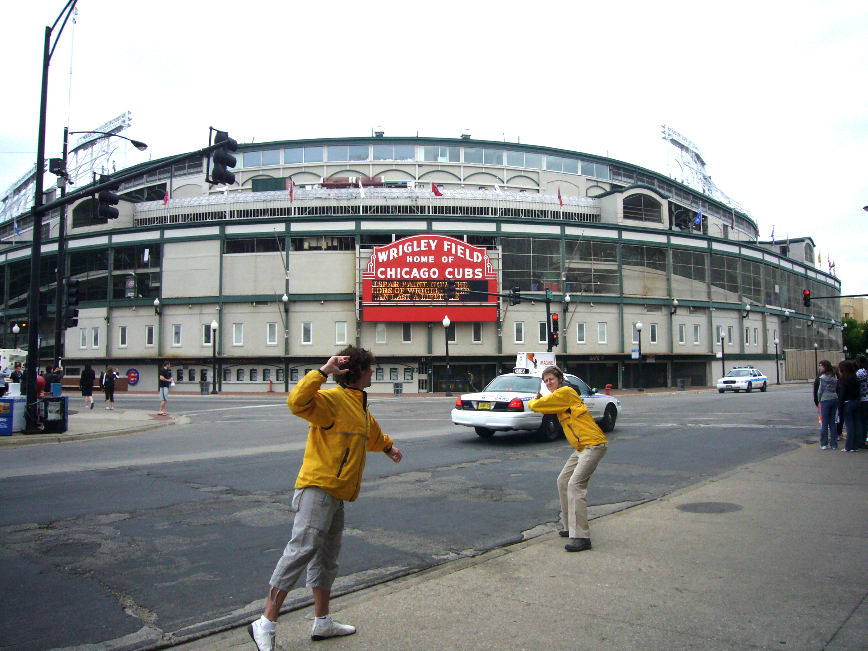Étudiants devant le Wrigley Fields Stadium