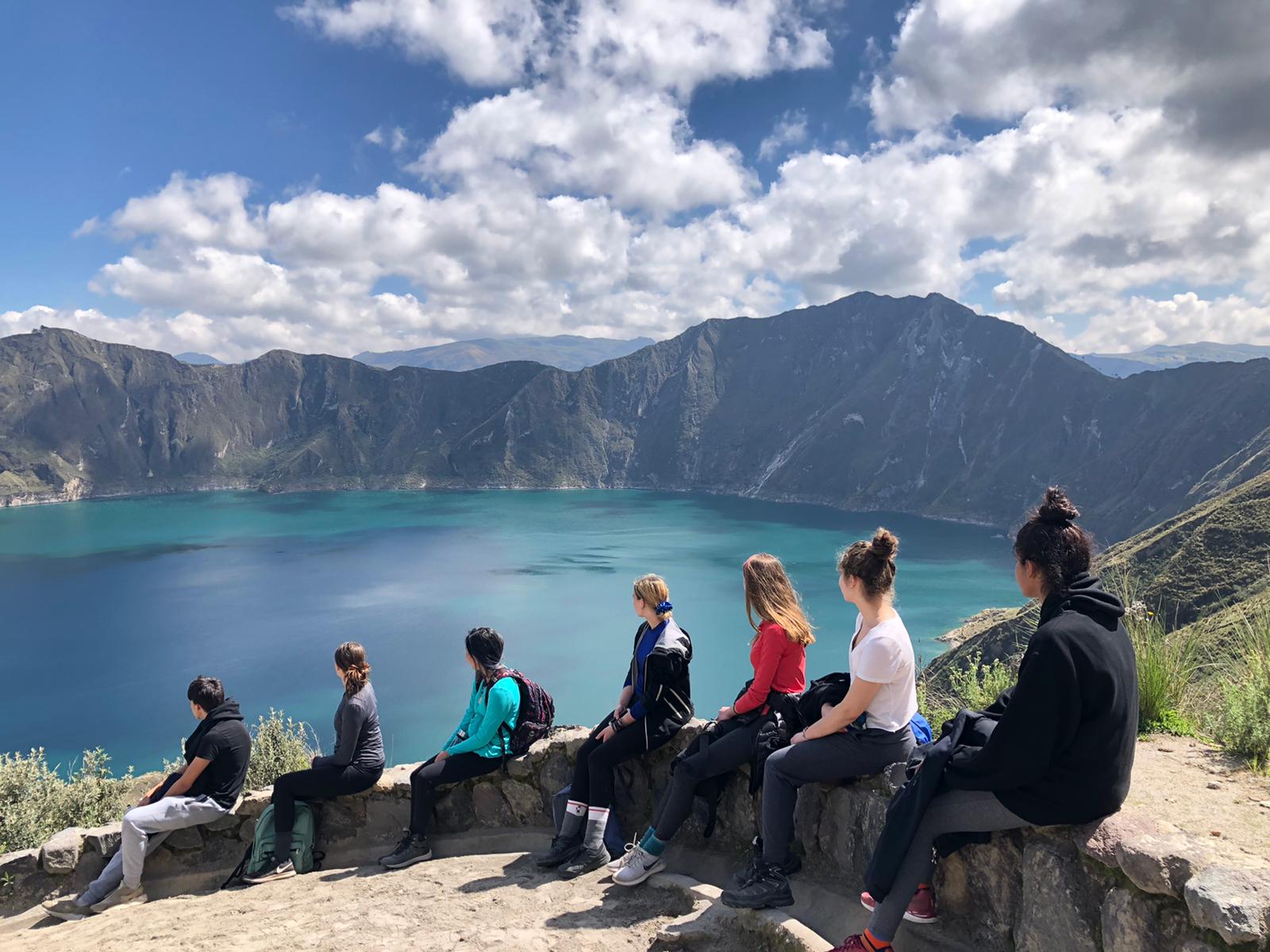 Jeunes devant un panorama en Équateur 