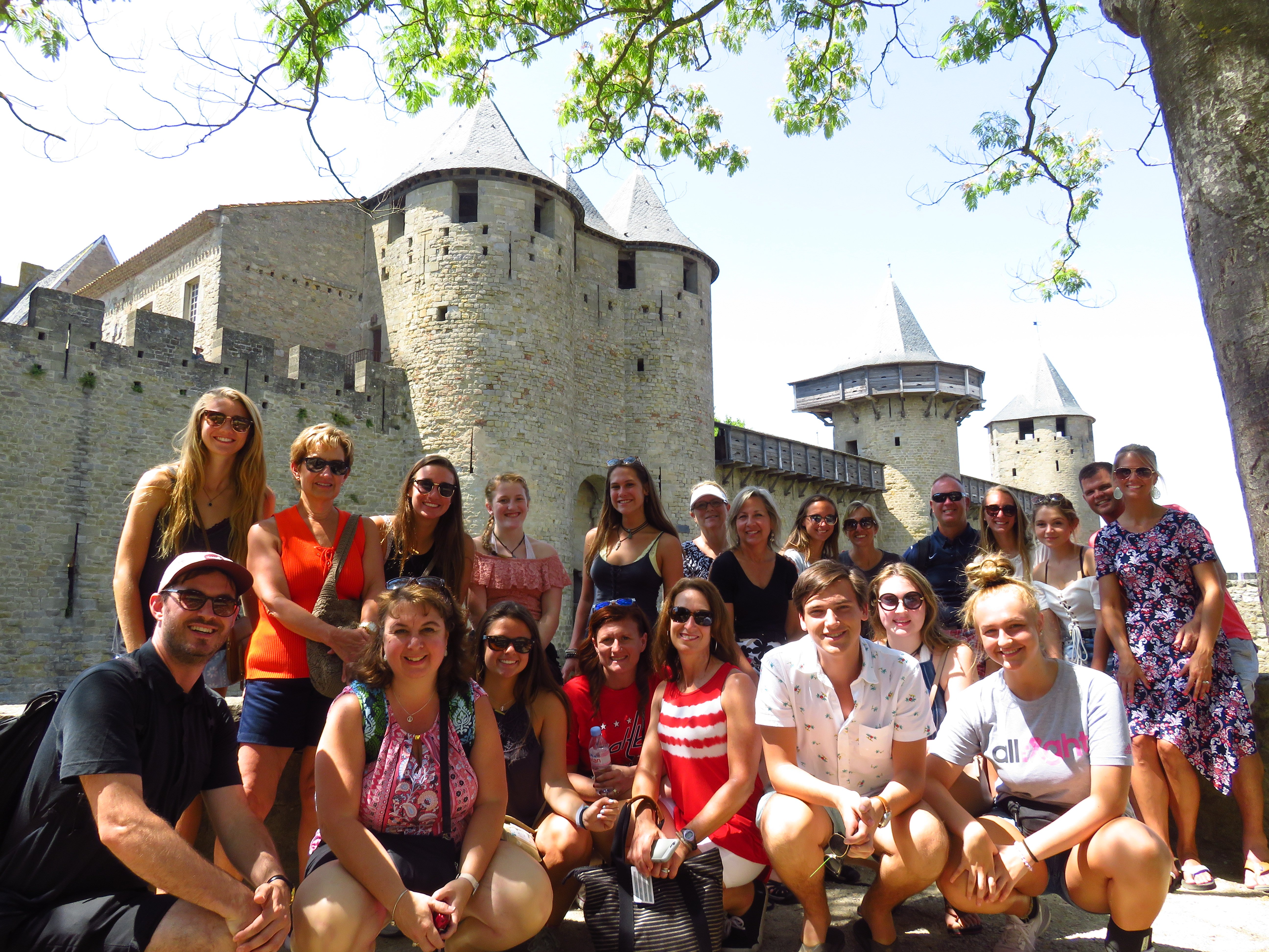 Groupe de jeunes devant les remparts de Carcassonne 