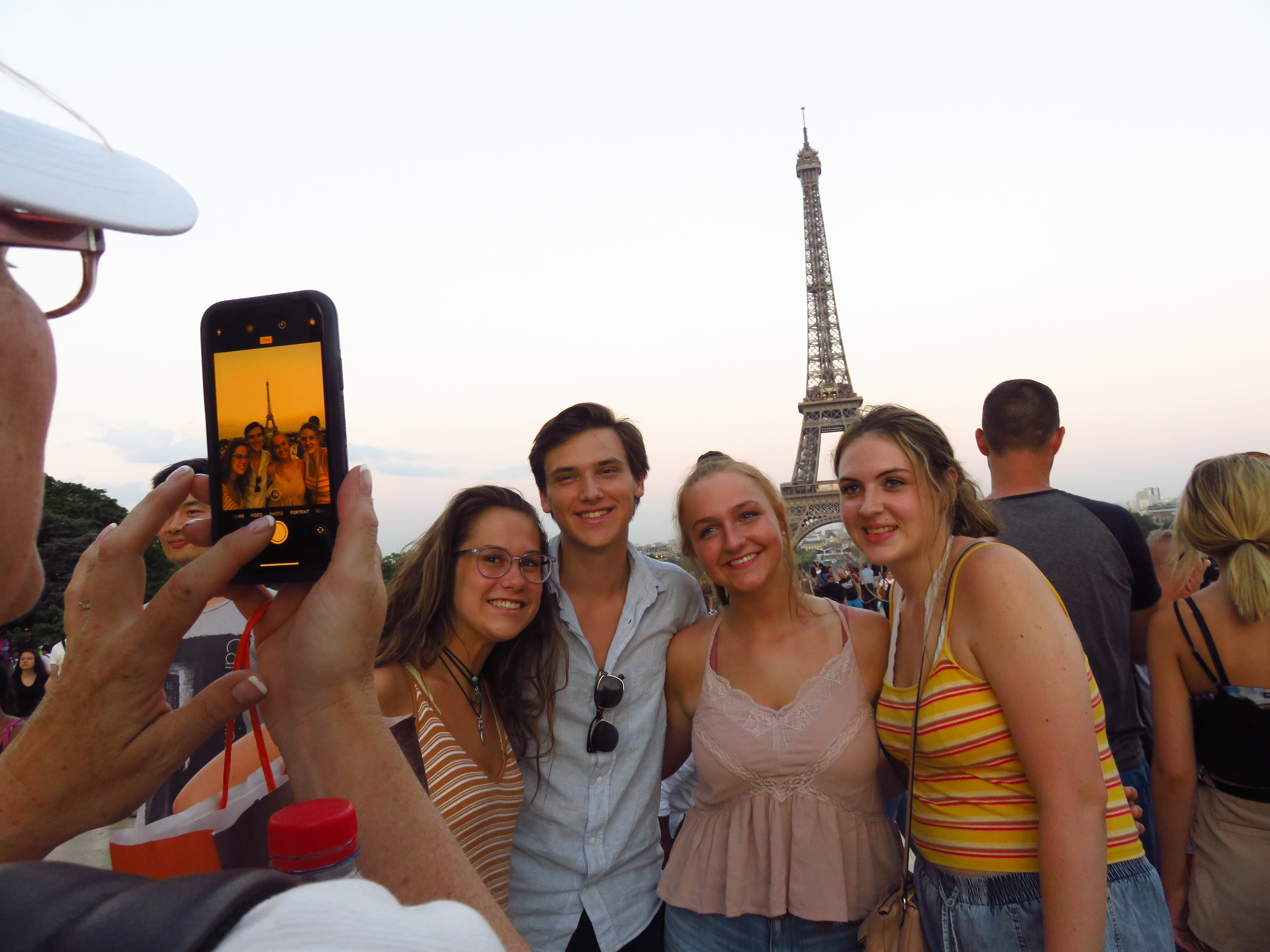 Jeunes posant devant la Tour Eiffel depuis le parvis du Trocadéro 