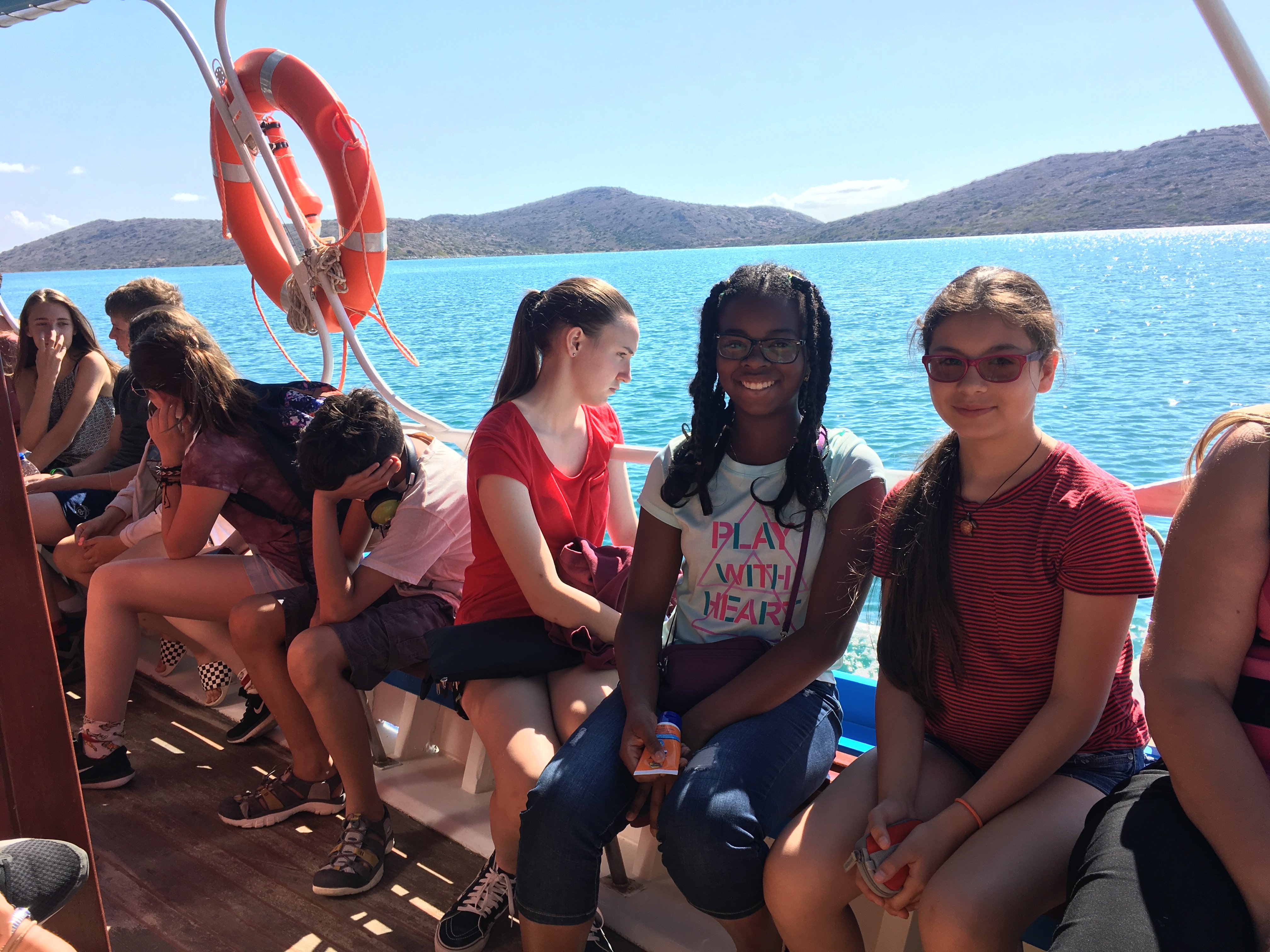 Jeunes en croisière dans le golfe Saronique 