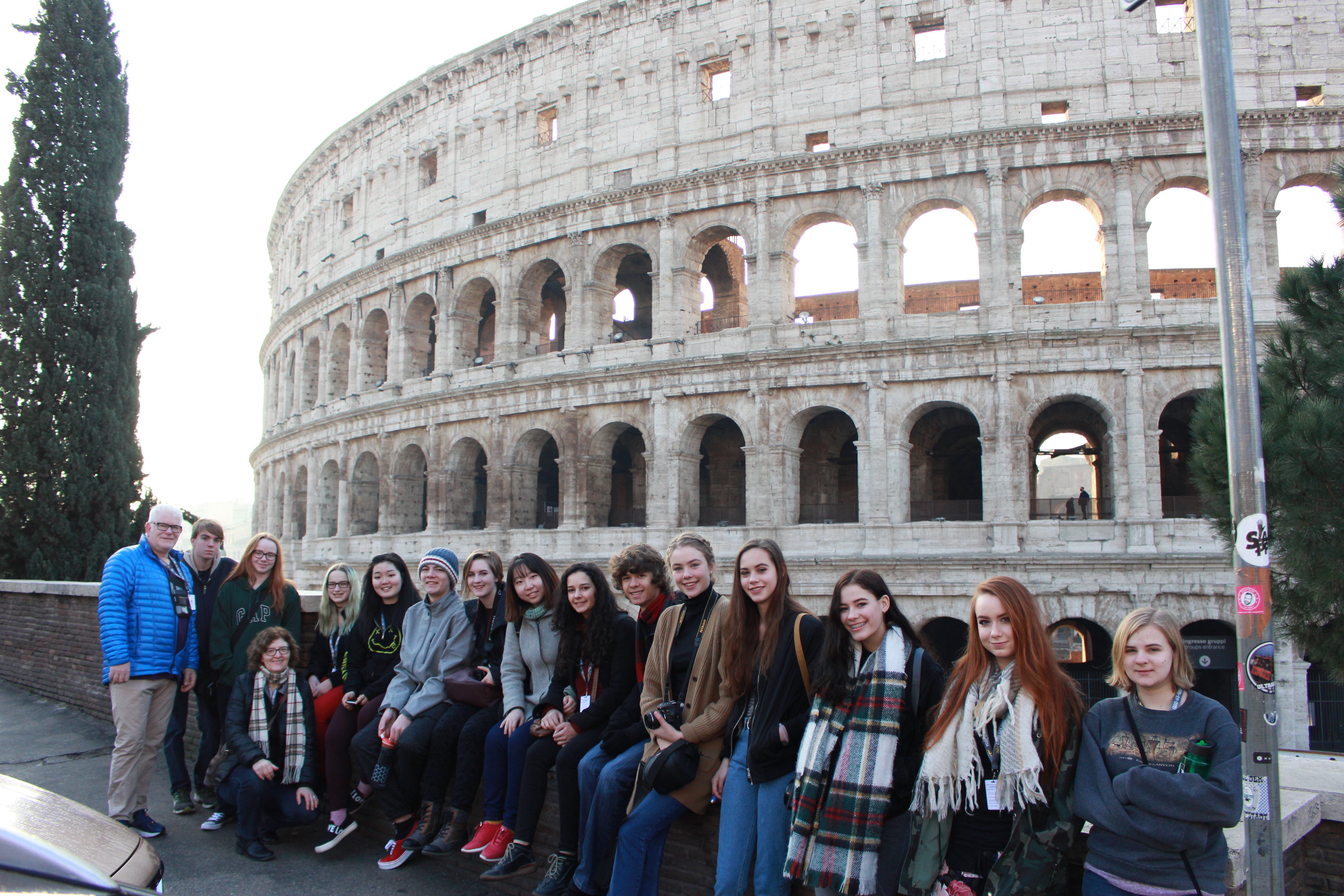 Photo de groupe devant le Colisée de Rome