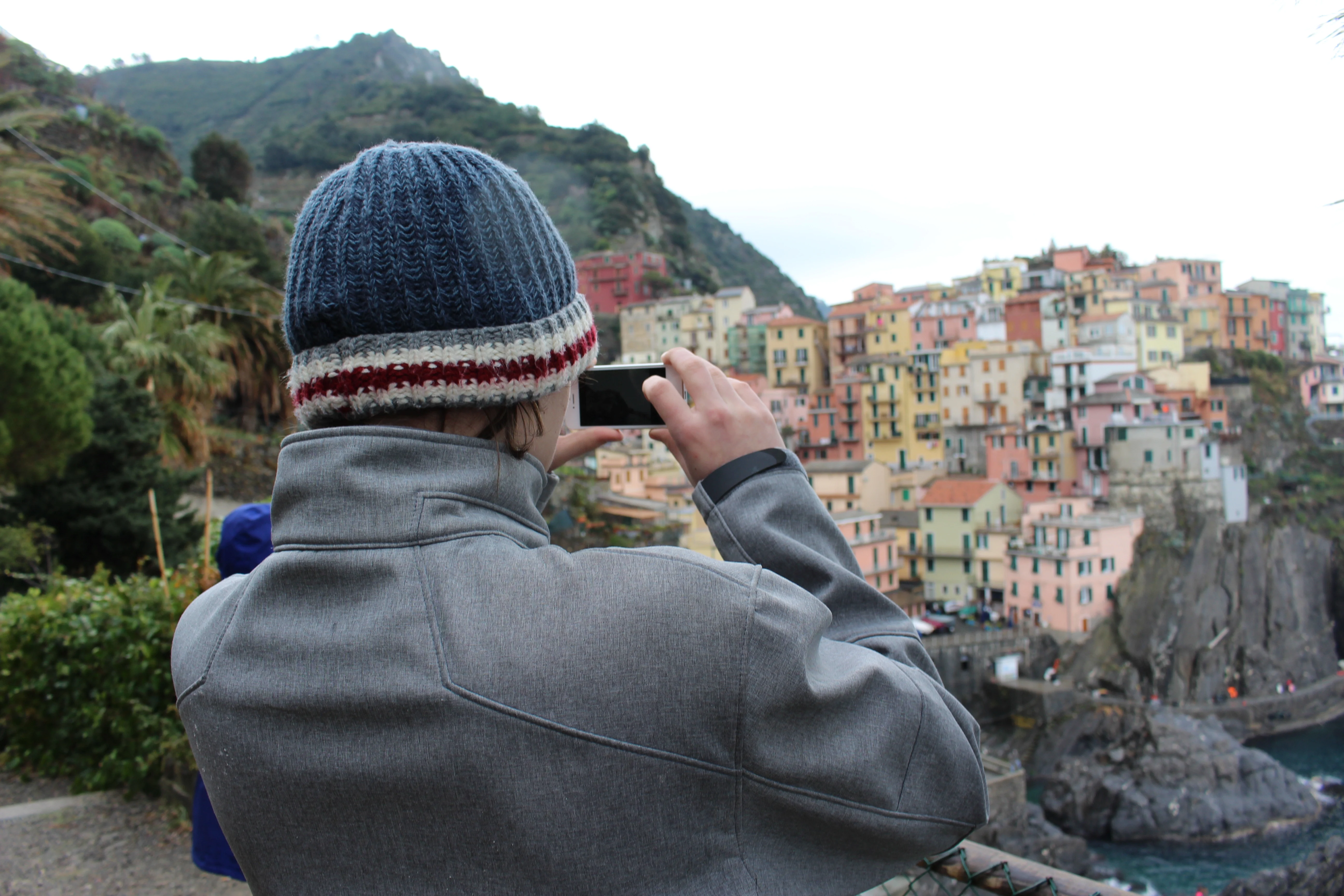 Jeune prenant une photo des Cinque Terre en Italie