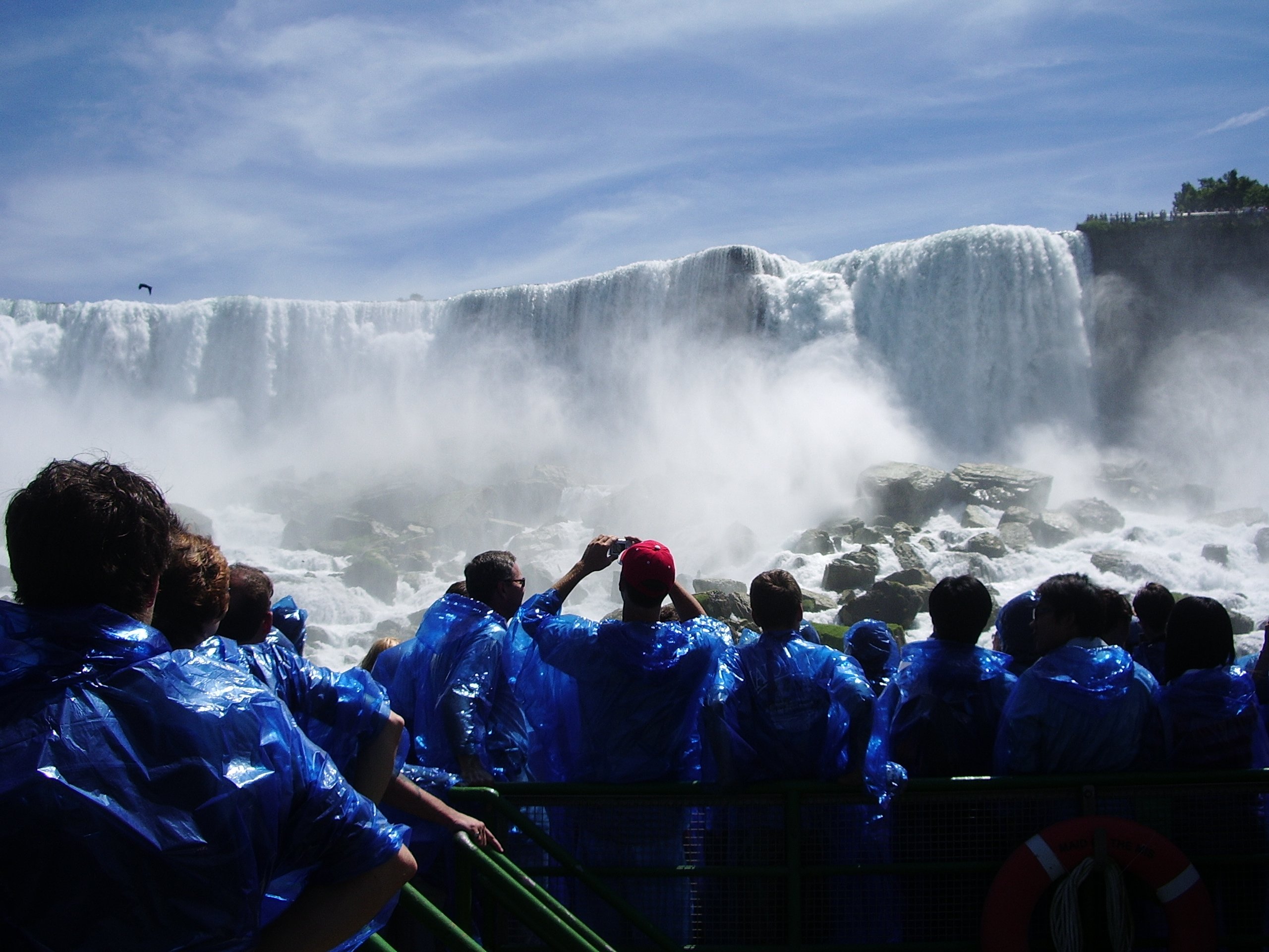 Jeunes sur le Hornblower sous les chutes du Niagara