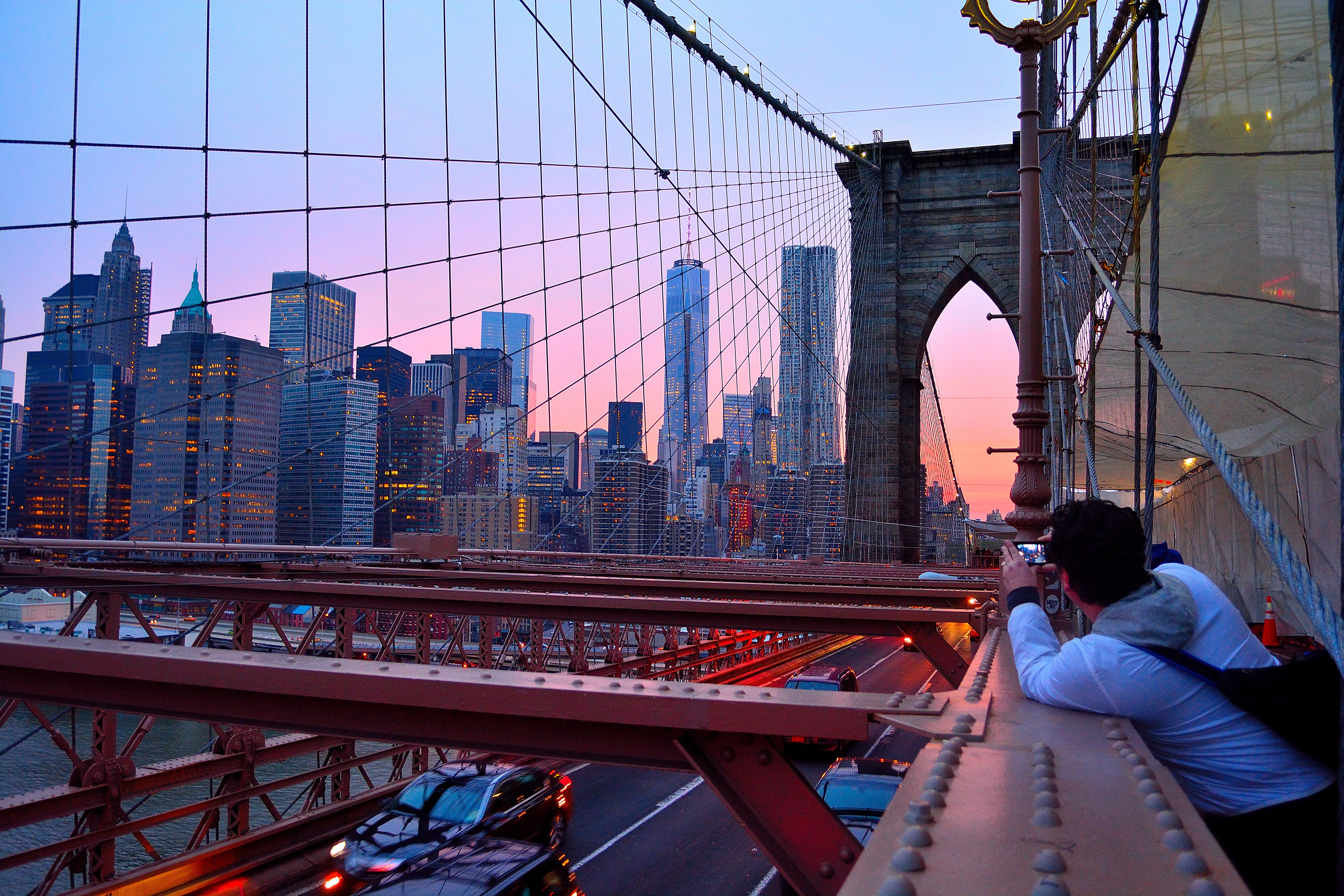 Jeune étudiant qui prend une photo du Brooklyn Bridge