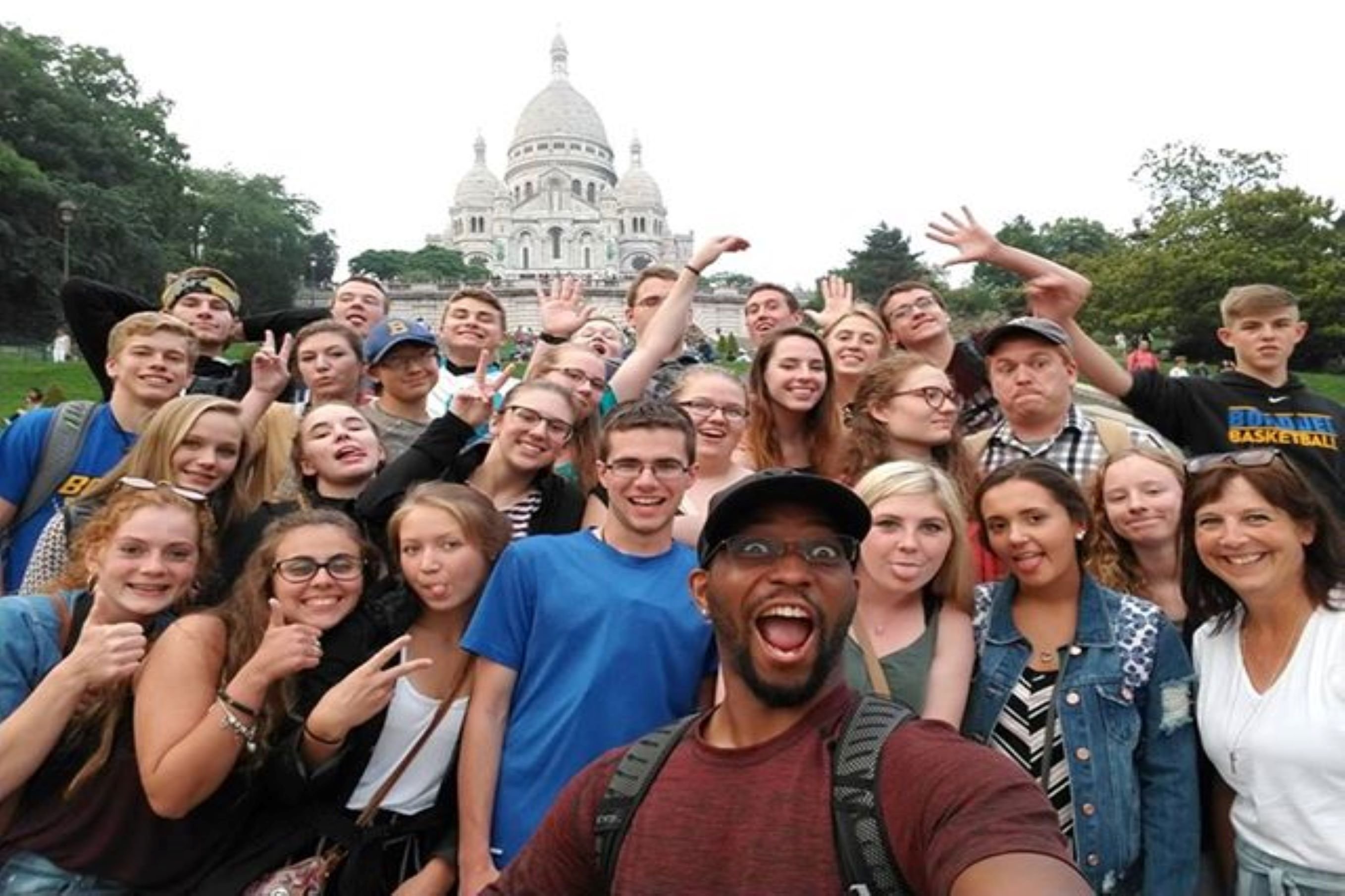 Groupe prenant la pose devant le Sacré Coeur de Montmartre