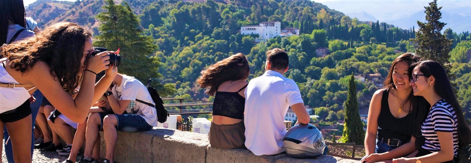 Étudiant prenant la pose en Espagne 