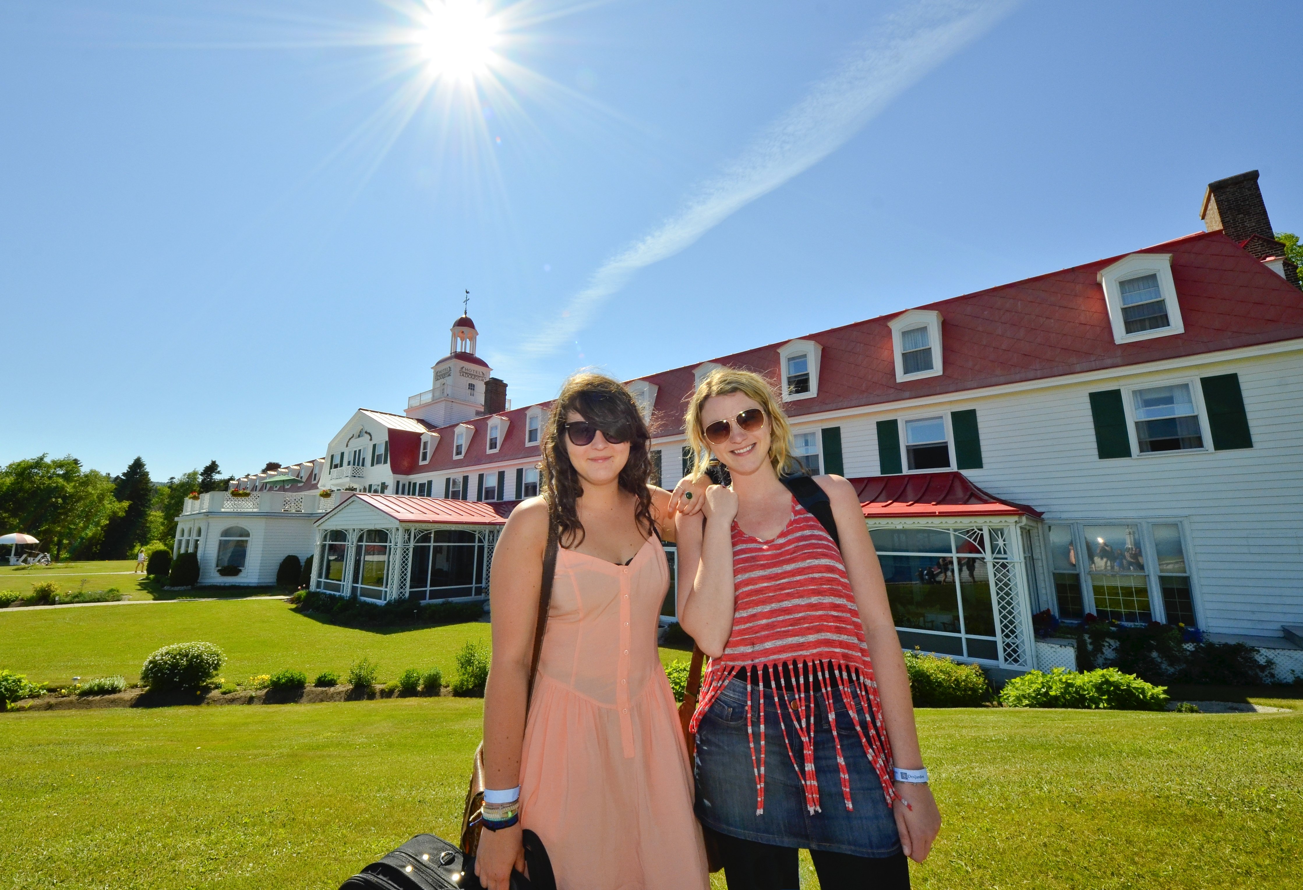 Étudiantes prenant la pose devant l'hôtel Tadoussac