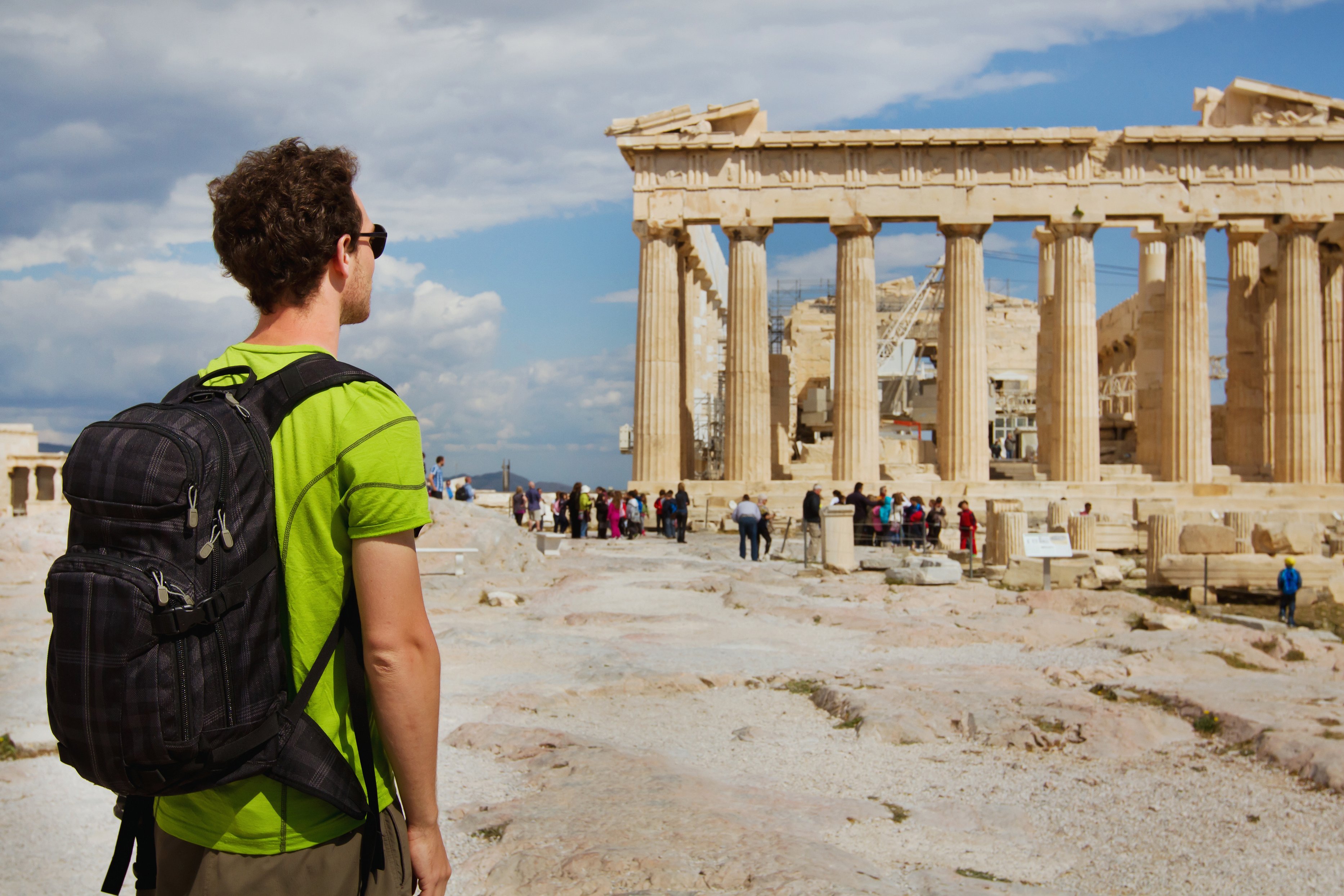 Étudiant devant l'Acropole 