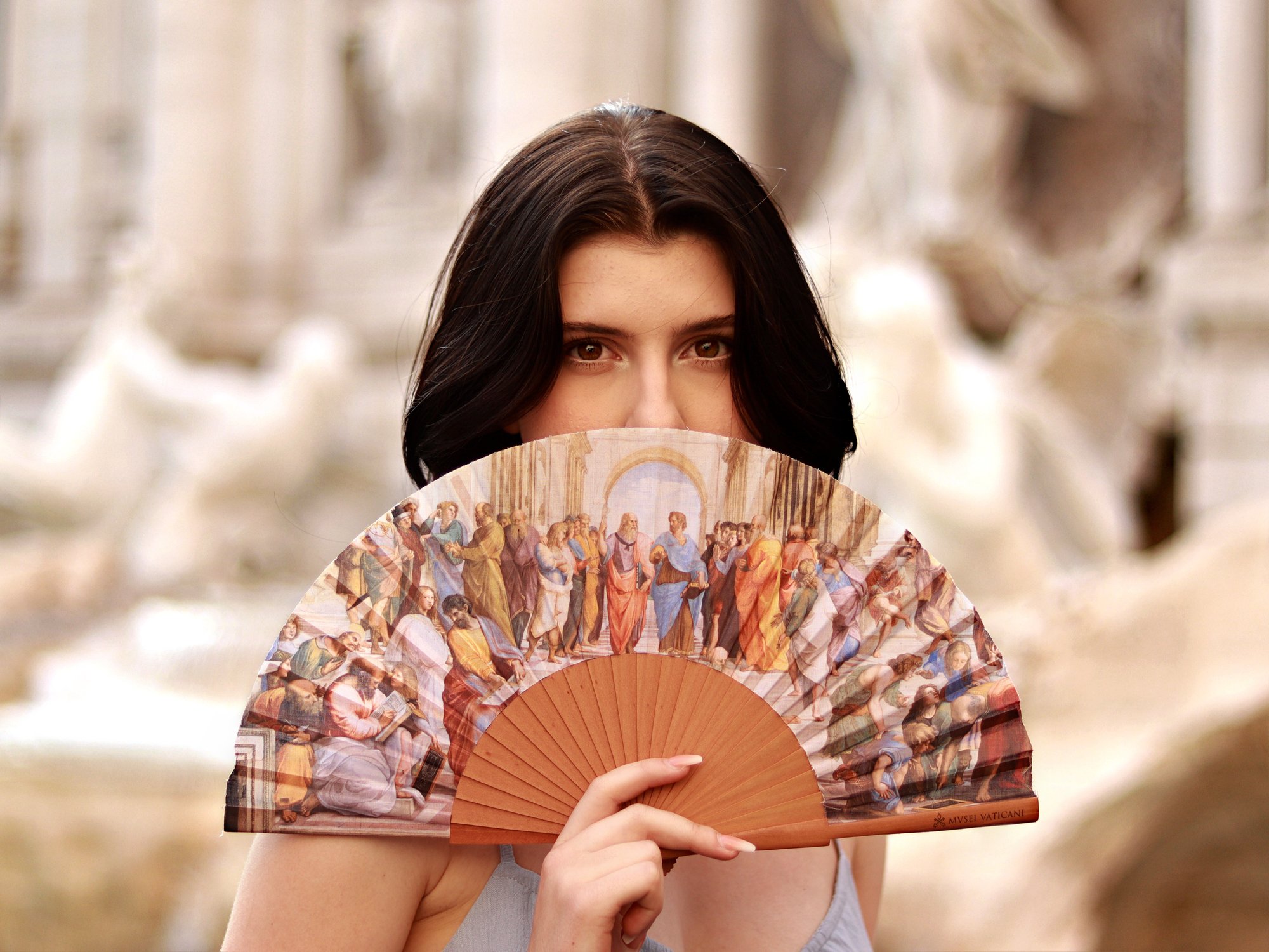 JUIN-Simon Racicot-College Villa Maria-Italie-Tessa devant la fontaine de Trevi