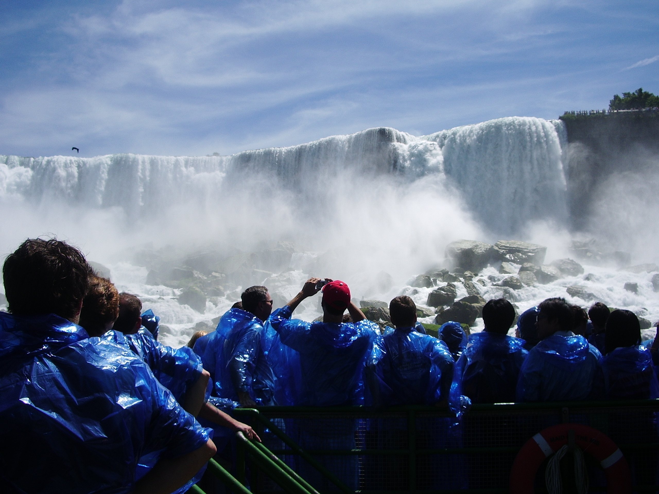 Jeunes sur le Hornblower sous les chutes du Niagara