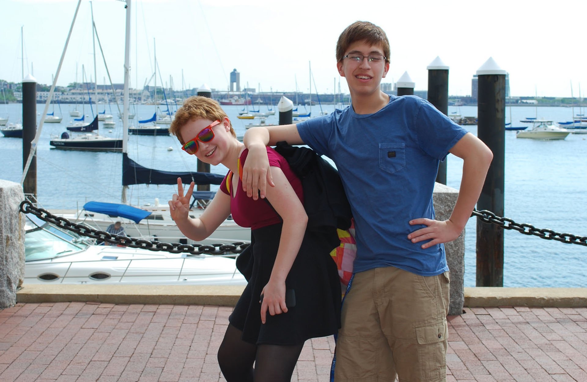 Jeunes sur une marina 