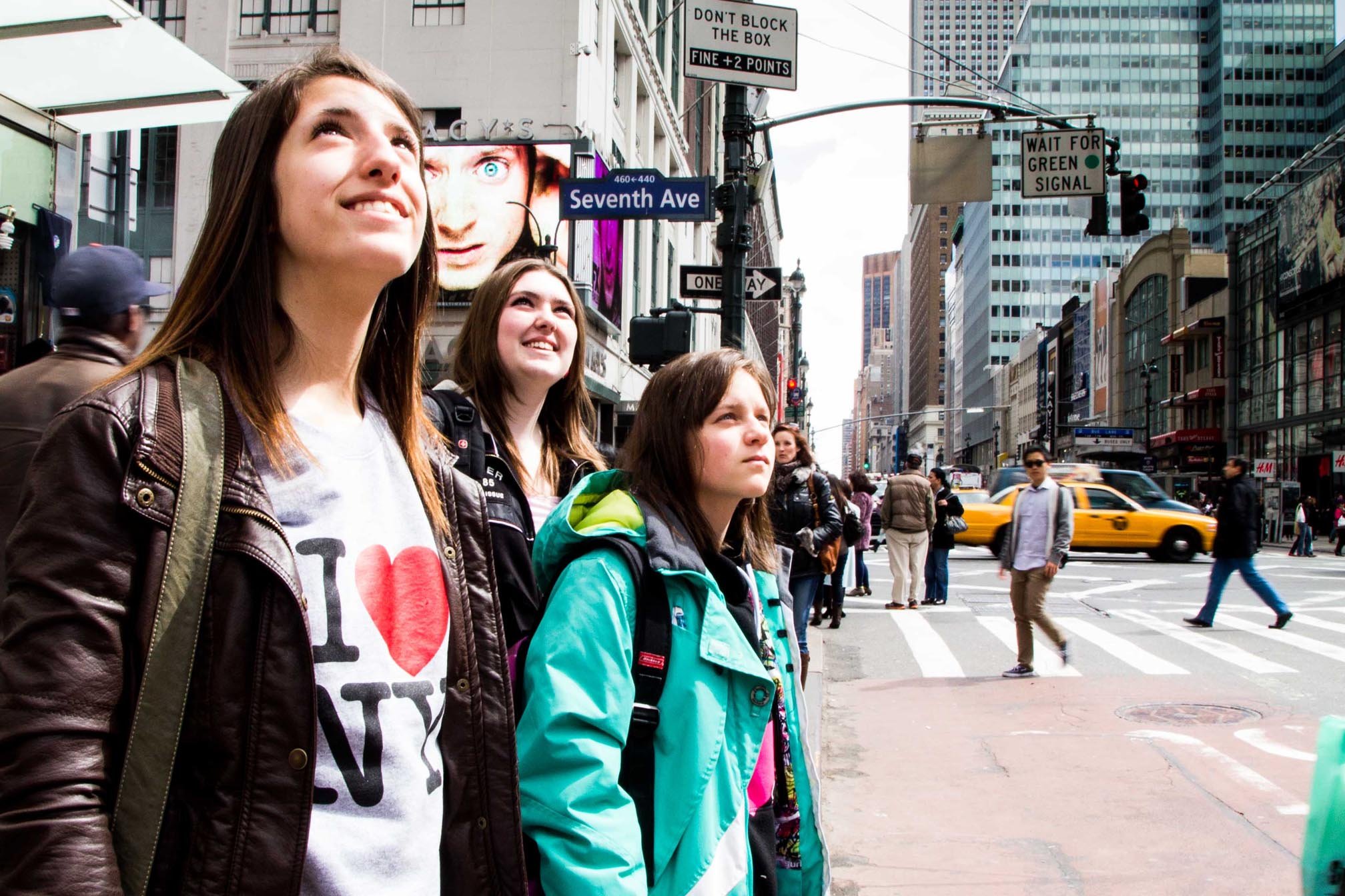 Étudiantes regardant les gratte-ciel de Times Square 