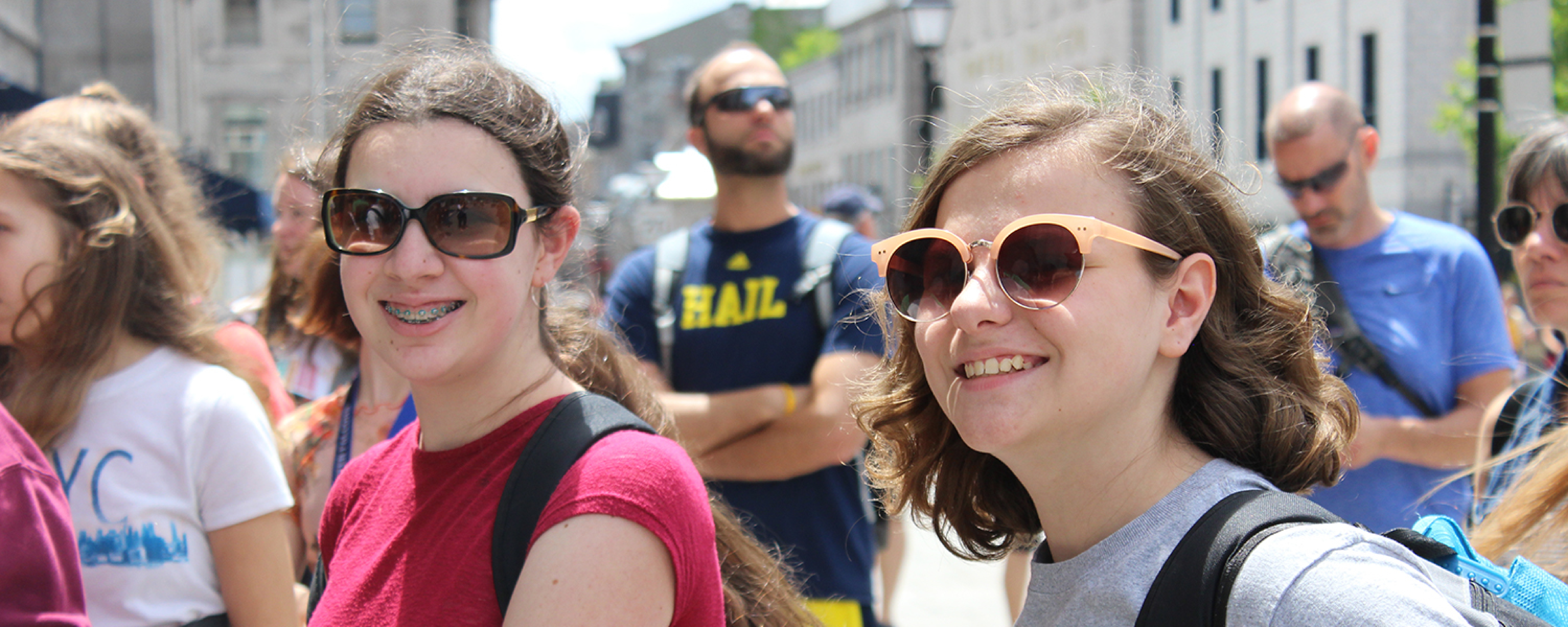 jeunes souriants dans le vieux port de montréal
