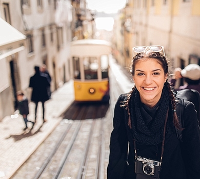 Jeune fille dans les rues de Lisbonne 