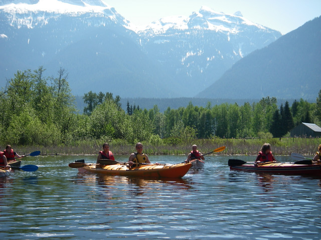 Étudiants faisant du kayak dans les Rocheuses