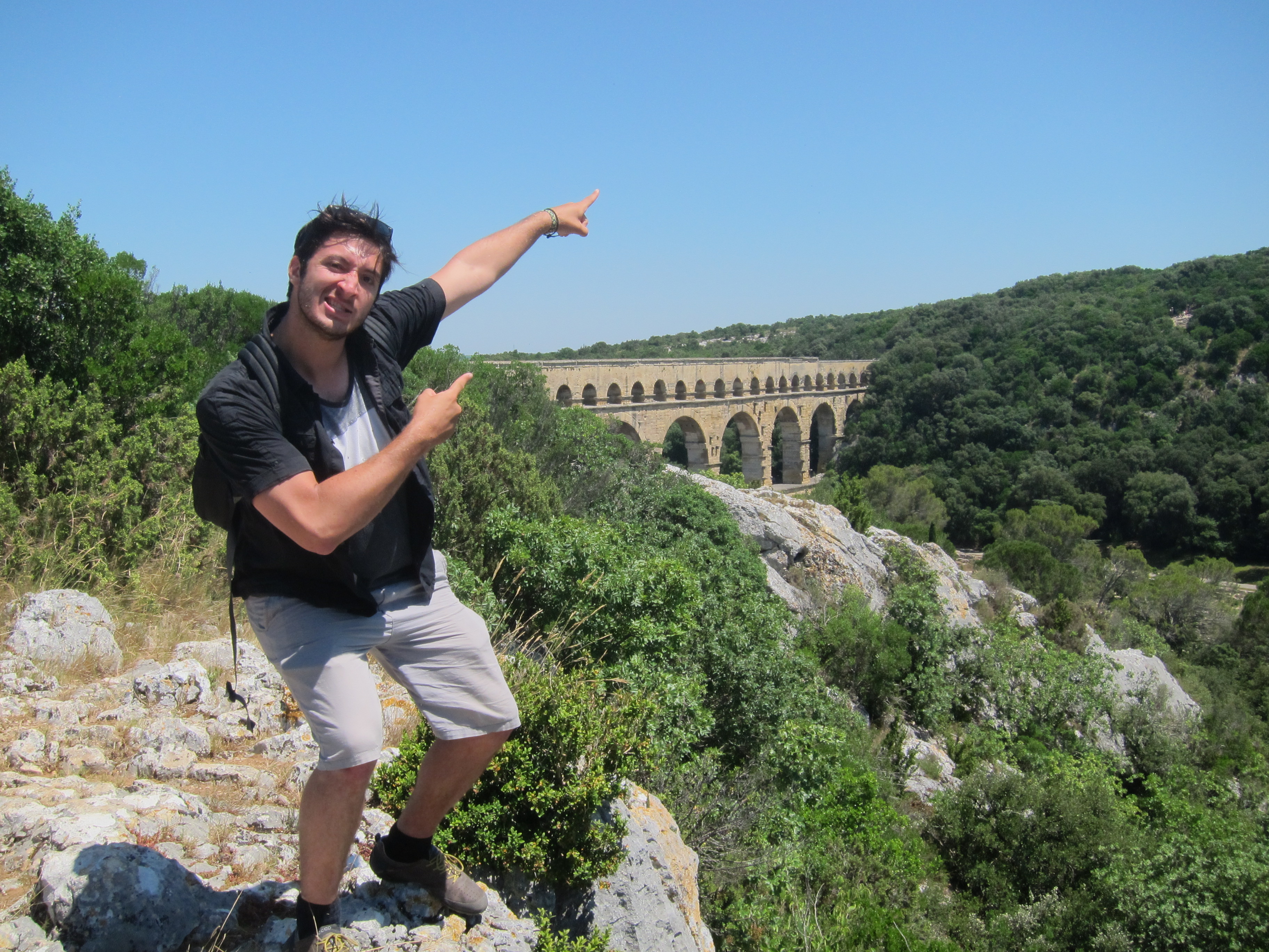 Tour leader pointint the Pont du Gard