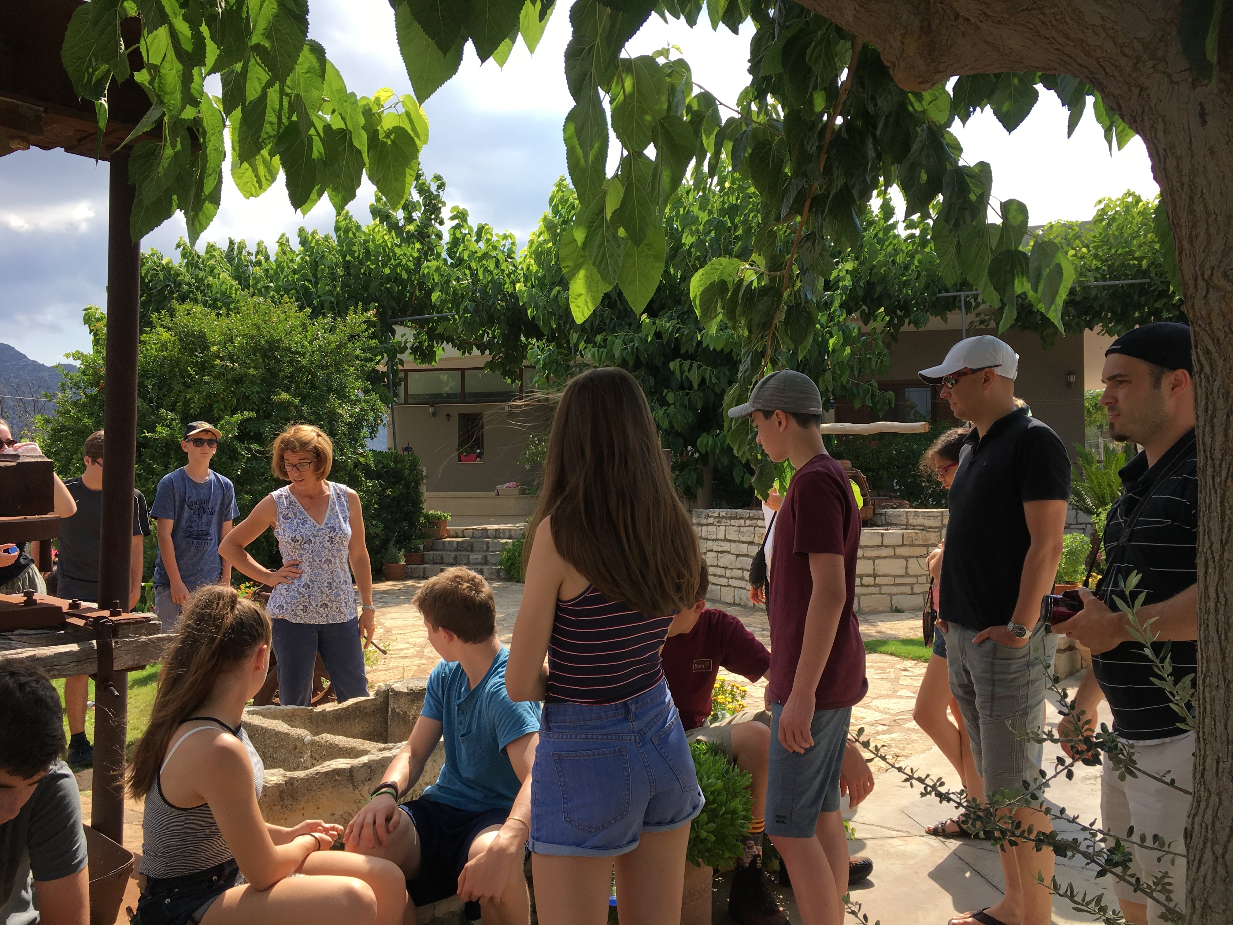 Jeunes en visite sur un site archéologique