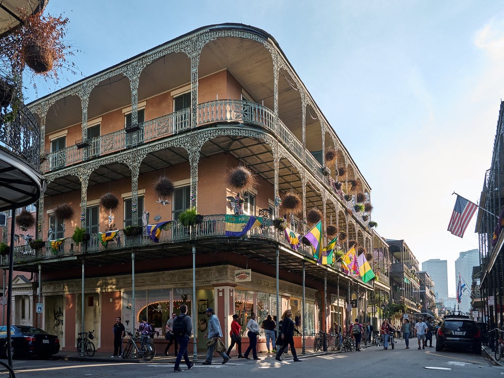 Bâtiment typique avec balcon fleuri de la Nouvelle-Orléans